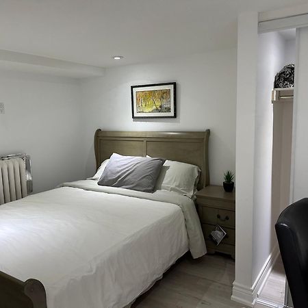 Double Bedroom On Up Or 3 Bedrooms In Basement Near Eglinton Subway Station Toronto Eksteriør bilde