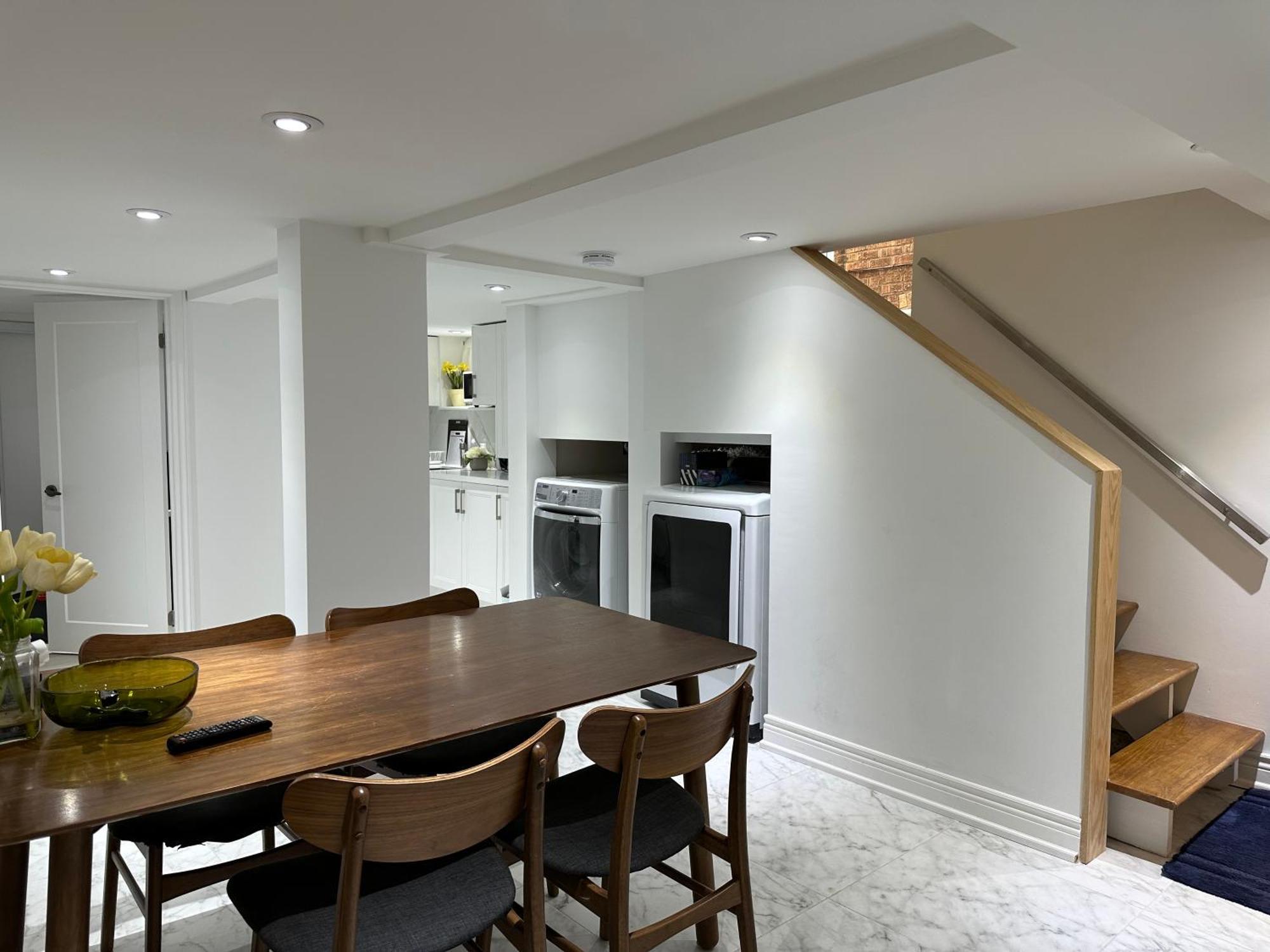 Double Bedroom On Up Or 3 Bedrooms In Basement Near Eglinton Subway Station Toronto Eksteriør bilde