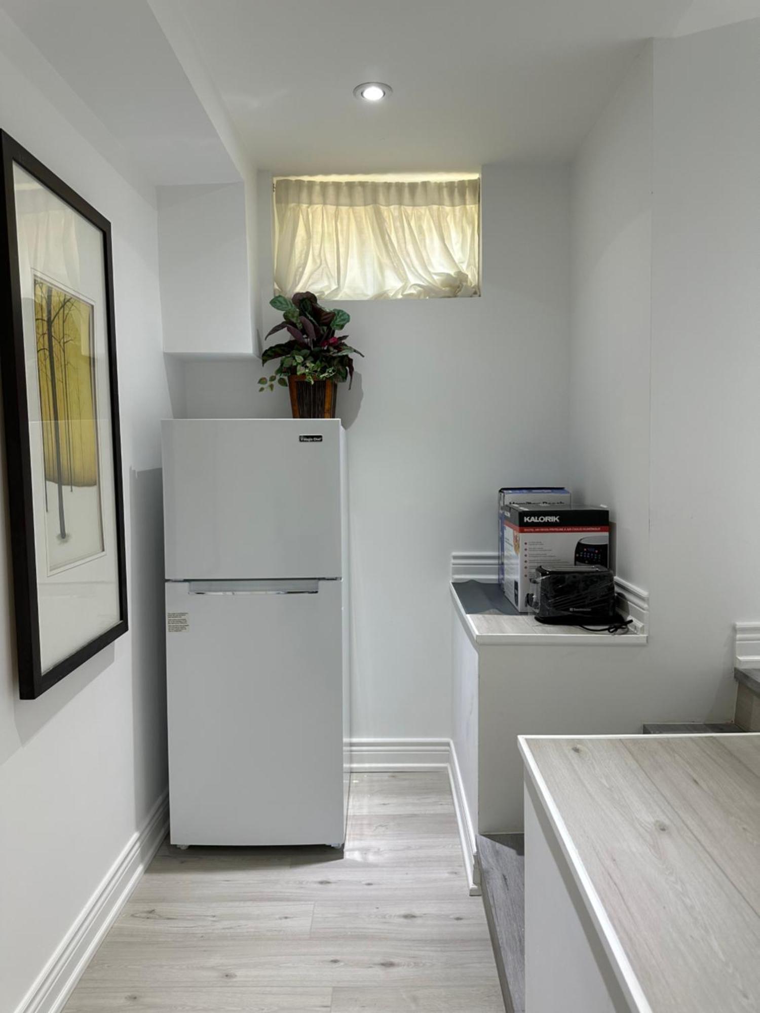 Double Bedroom On Up Or 3 Bedrooms In Basement Near Eglinton Subway Station Toronto Eksteriør bilde