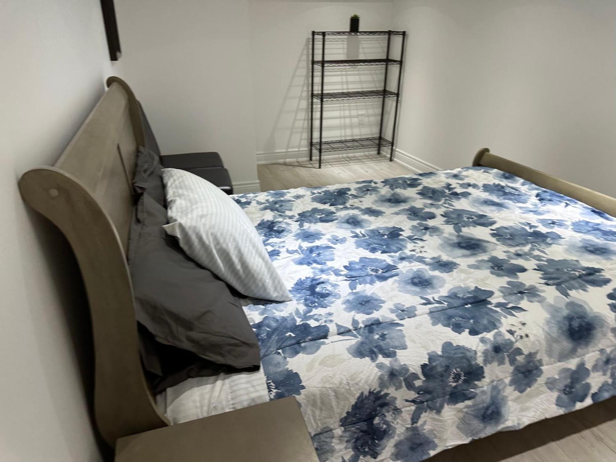 Double Bedroom On Up Or 3 Bedrooms In Basement Near Eglinton Subway Station Toronto Eksteriør bilde