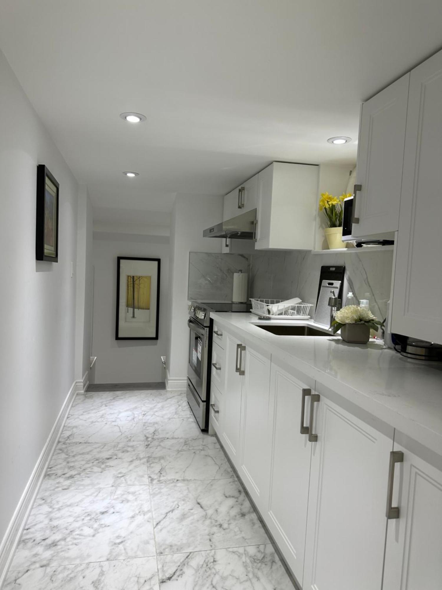 Double Bedroom On Up Or 3 Bedrooms In Basement Near Eglinton Subway Station Toronto Eksteriør bilde