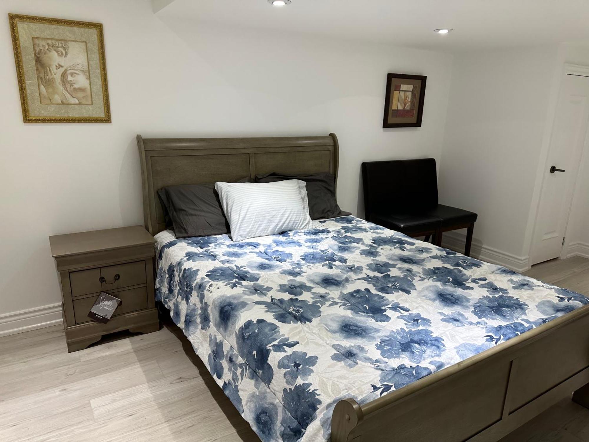 Double Bedroom On Up Or 3 Bedrooms In Basement Near Eglinton Subway Station Toronto Eksteriør bilde