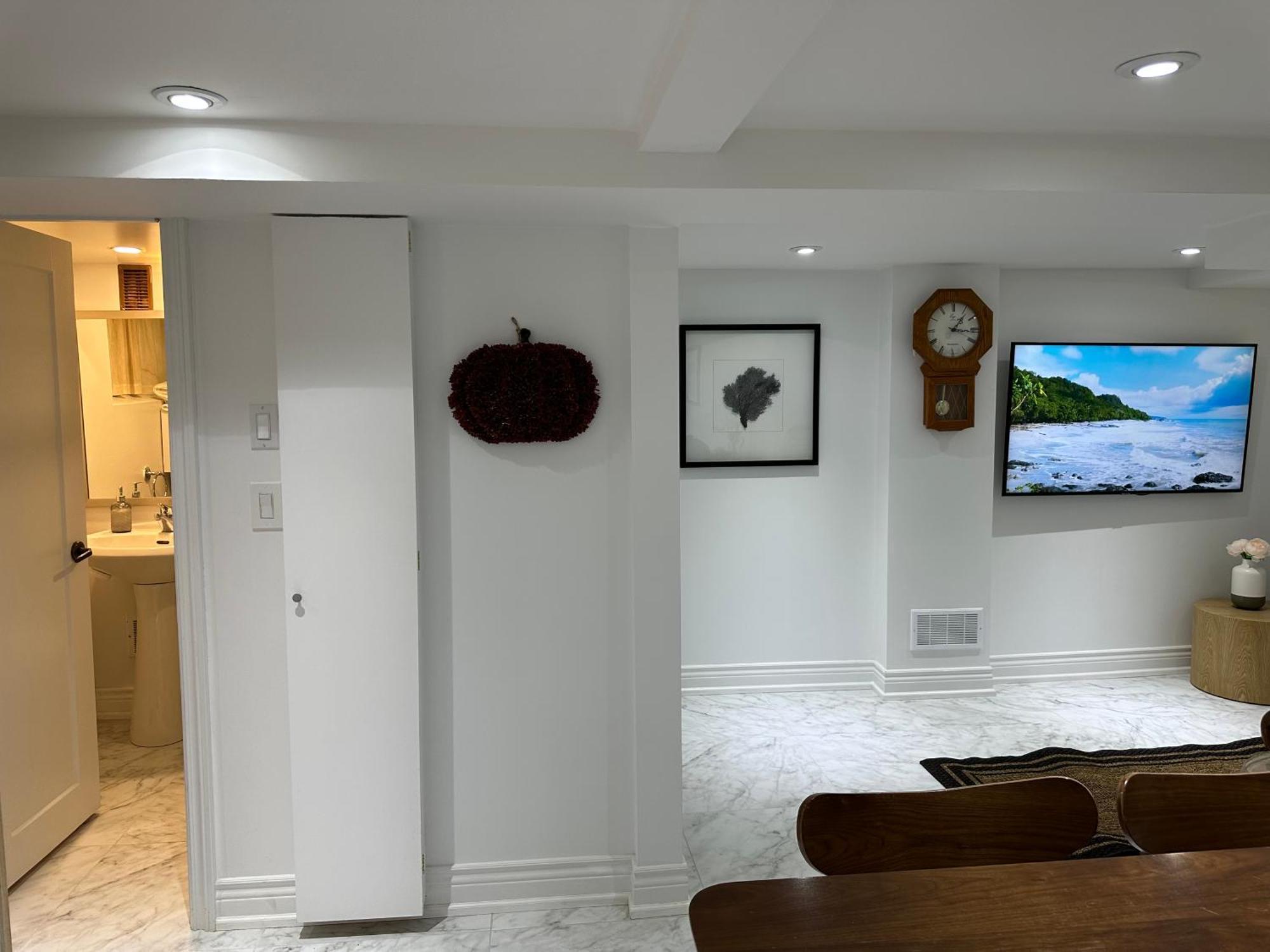 Double Bedroom On Up Or 3 Bedrooms In Basement Near Eglinton Subway Station Toronto Eksteriør bilde