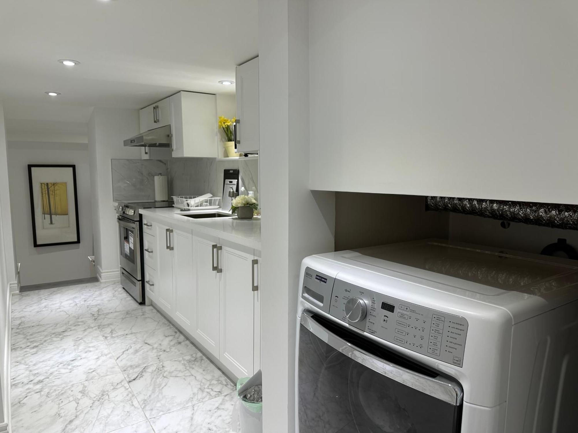 Double Bedroom On Up Or 3 Bedrooms In Basement Near Eglinton Subway Station Toronto Eksteriør bilde
