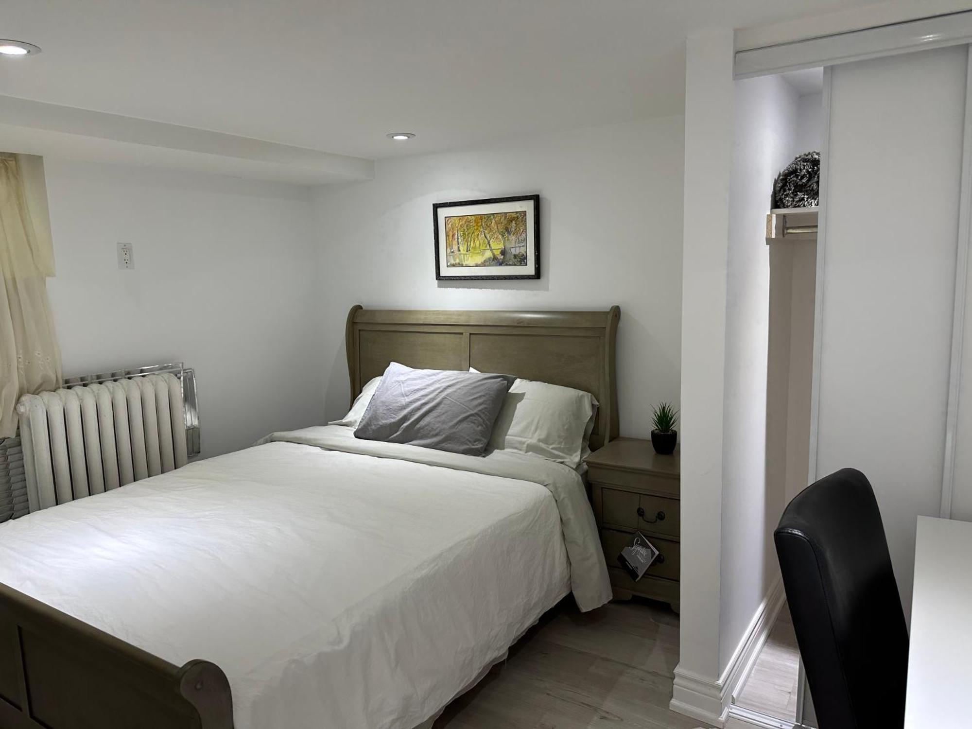 Double Bedroom On Up Or 3 Bedrooms In Basement Near Eglinton Subway Station Toronto Eksteriør bilde