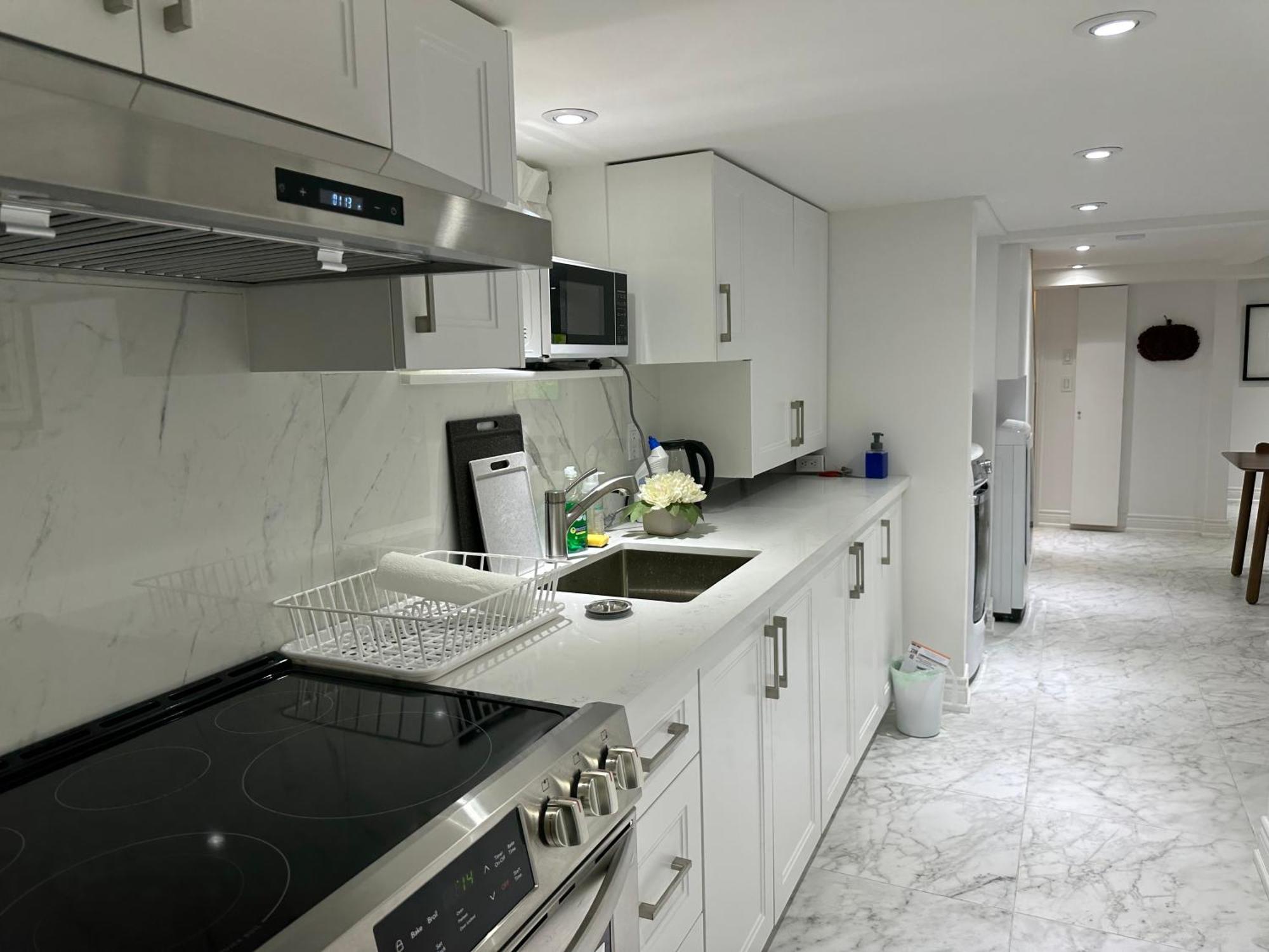 Double Bedroom On Up Or 3 Bedrooms In Basement Near Eglinton Subway Station Toronto Eksteriør bilde