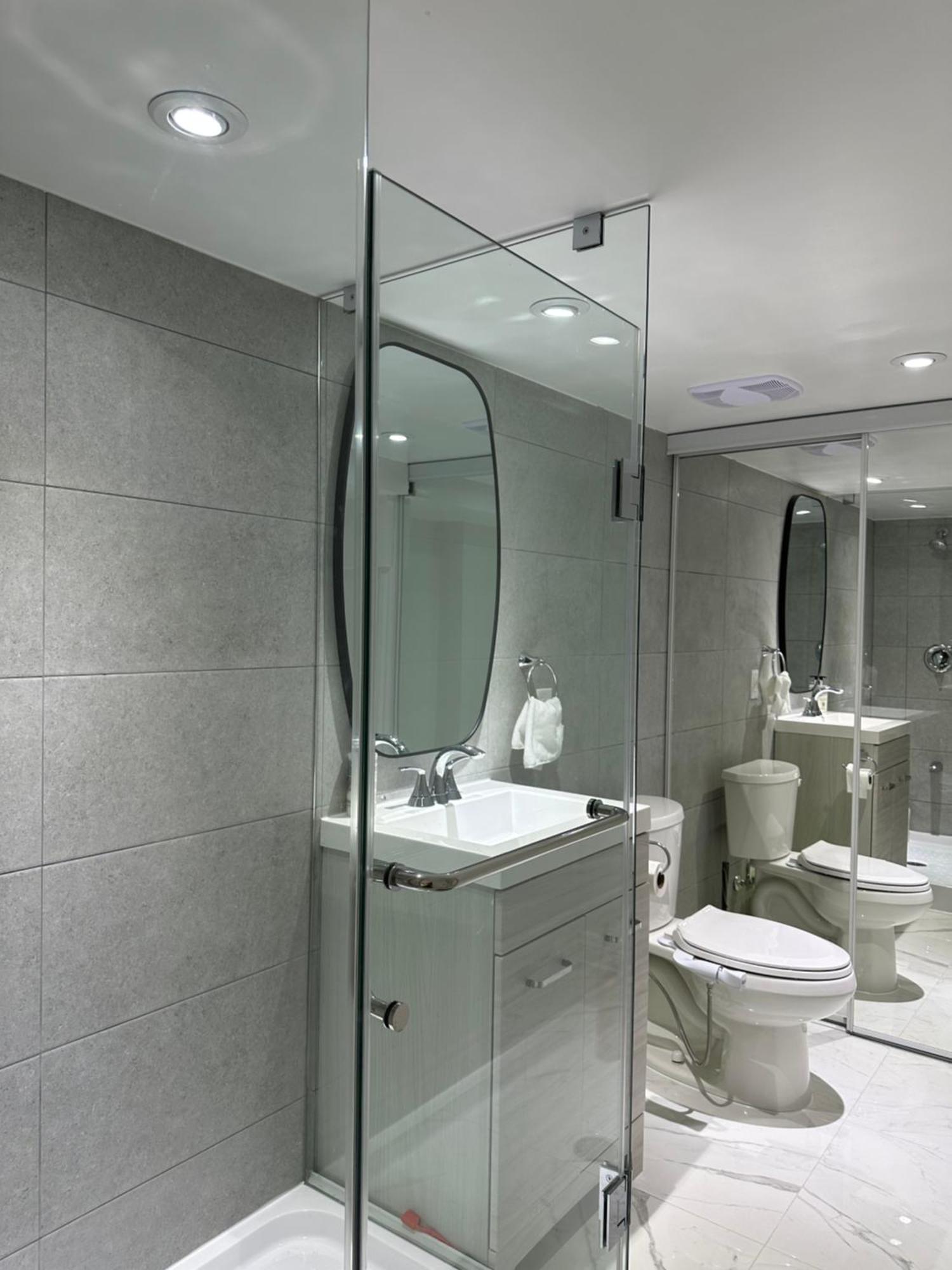 Double Bedroom On Up Or 3 Bedrooms In Basement Near Eglinton Subway Station Toronto Eksteriør bilde