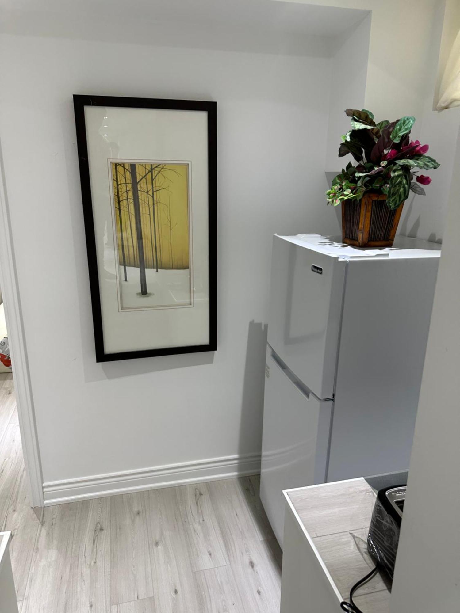 Double Bedroom On Up Or 3 Bedrooms In Basement Near Eglinton Subway Station Toronto Eksteriør bilde