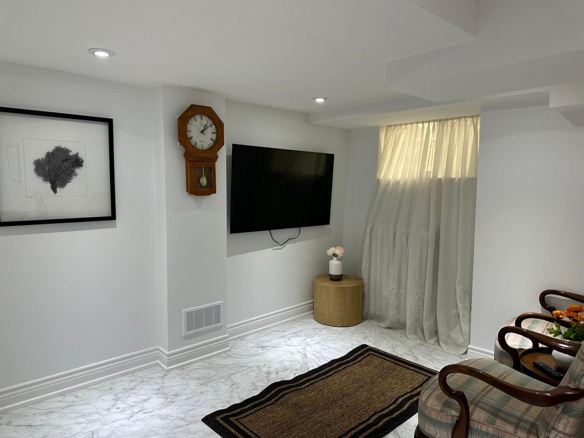 Double Bedroom On Up Or 3 Bedrooms In Basement Near Eglinton Subway Station Toronto Eksteriør bilde