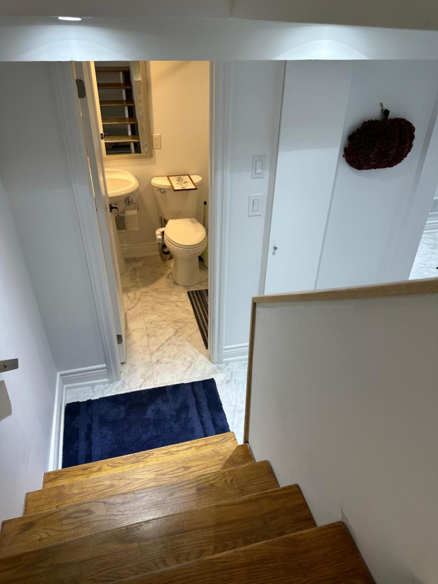 Double Bedroom On Up Or 3 Bedrooms In Basement Near Eglinton Subway Station Toronto Eksteriør bilde