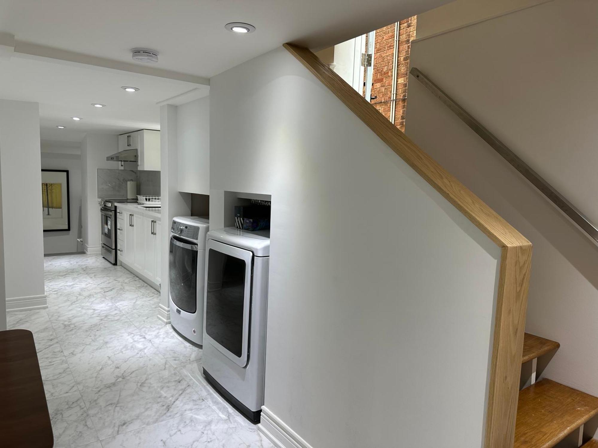 Double Bedroom On Up Or 3 Bedrooms In Basement Near Eglinton Subway Station Toronto Eksteriør bilde