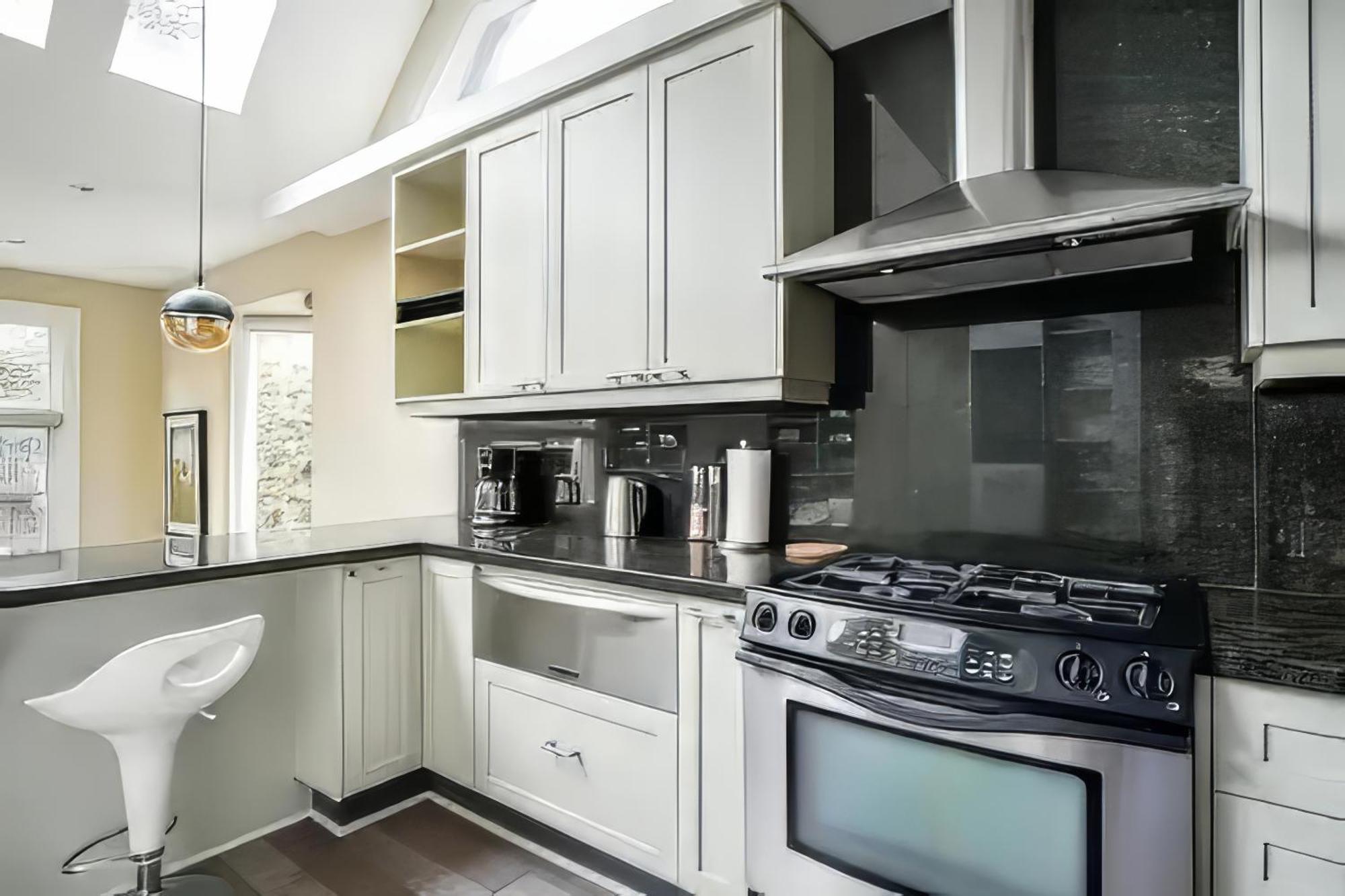Double Bedroom On Up Or 3 Bedrooms In Basement Near Eglinton Subway Station Toronto Eksteriør bilde