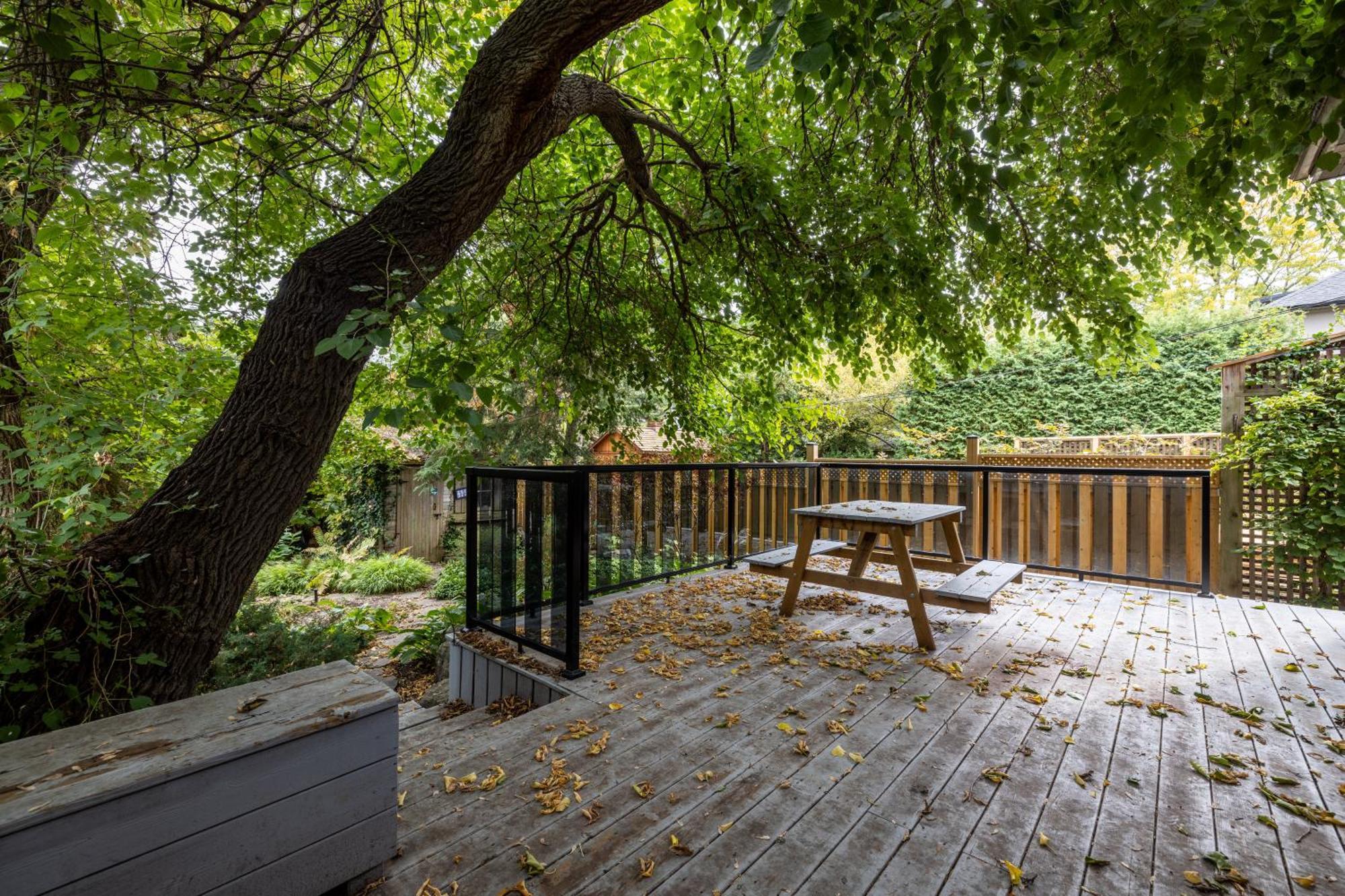 Double Bedroom On Up Or 3 Bedrooms In Basement Near Eglinton Subway Station Toronto Eksteriør bilde
